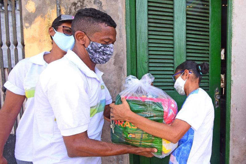 Entrega de alimentos no Quilombo Urbano da Liberdade