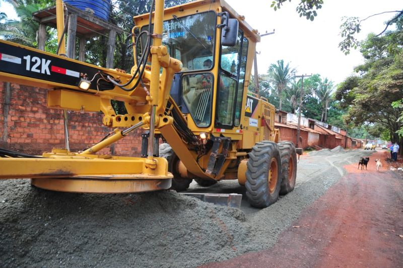 Prefeito Eduardo Braide acompanha obras de pavimentação na Estrada da Vitória, no Maracanã 