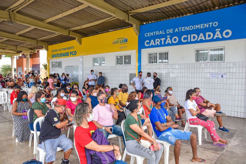 Prefeito Eduardo Braide inicia entrega do Cartão Cidadão que garante passagens de graça a trabalhadores desempregados no transporte urbano de São Luís