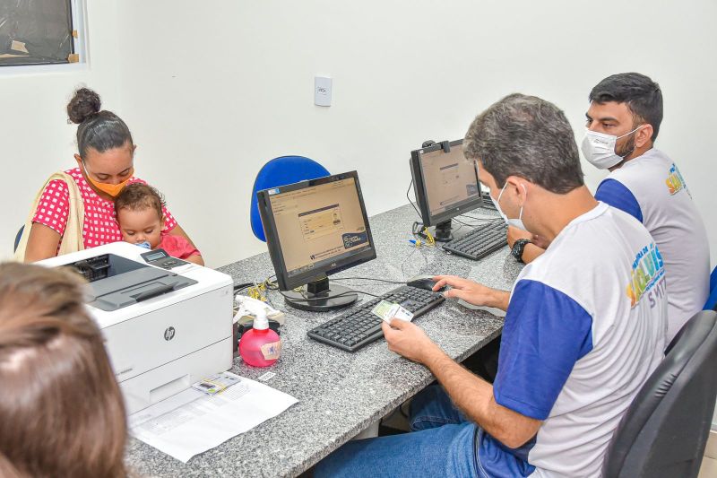 Prefeito Eduardo Braide inicia entrega do Cartão Cidadão que garante passagens de graça a trabalhadores desempregados no transporte urbano de São Luís