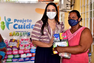 notícia: Primeira-dama Graziela Braide realiza mais uma entrega de kits com absorventes do Projeto Cuidar +, desta vez no CRAS São Francisco