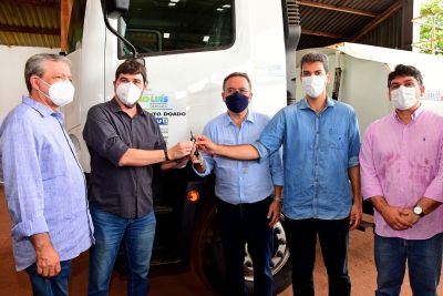 notícia: Prefeitura de São Luís recebe caminhão pipa e máquina fabricadora de gelo da Codevasf