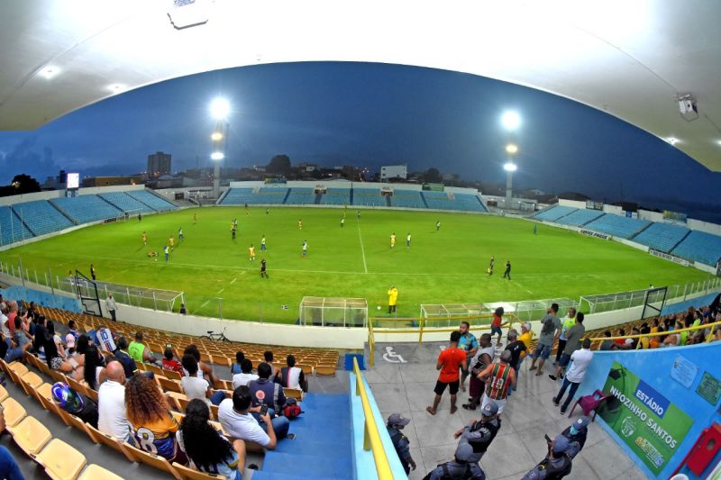 Prefeito Eduardo Braide prestigia primeira partida noturna no Nhozinho Santos, agora com nova iluminação.