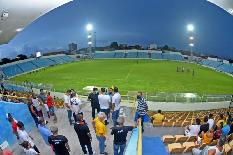 Prefeito Eduardo Braide prestigia primeira partida noturna no Nhozinho Santos, agora com nova iluminação.