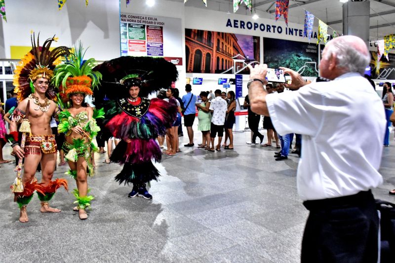 Turistas são recepcionados com grupo de Bumba meu Boi no Aeroporto, em ação da Prefeitura de São Luís

 