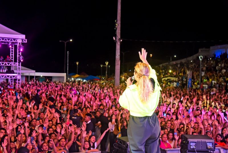 Aline Barros leva mensagem de fé e esperança ao público que lotou a Maria Aragão na penúltima noite de festa promovida pela Prefeitura