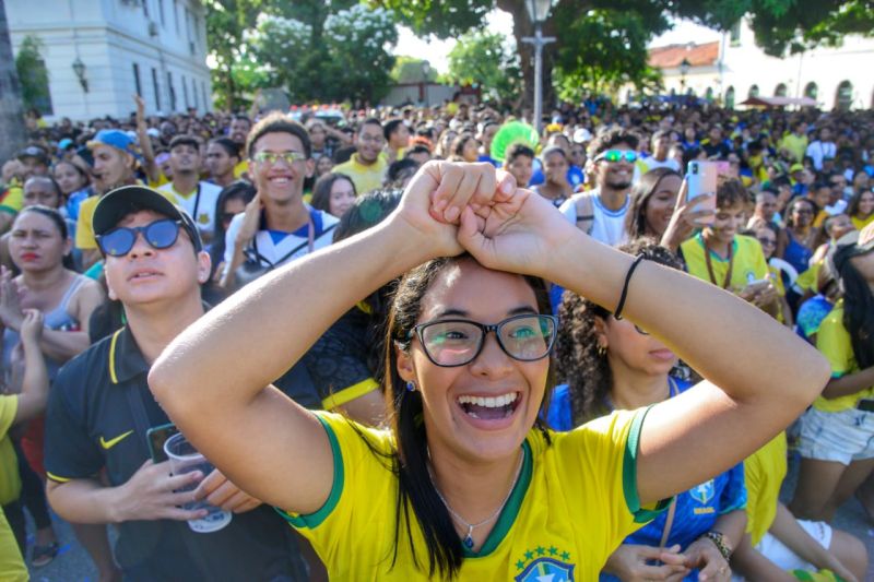 "Copa da Prefs” reúne multidão no Centro Histórico para assistir estreia do Brasil no mundial de futebol