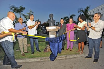 notícia: Prefeitura de São Luís entrega bustos restaurados e instala novos na Praça do Pantheon, no Complexo Deodoro - Centro de São Luís