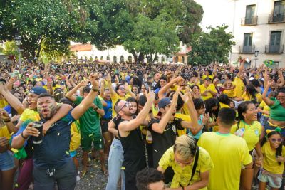 Galeria: "Copa da Prefs” reúne multidão no Centro Histórico para assistir estreia do Brasil no mundial de futebol