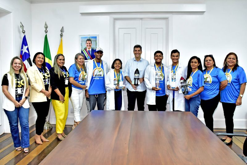 Prefeito Eduardo Braide recebe alunos da U.E.B. Primavera (Cohatrac) vencedores da 38ª Jornada Brasileira de Foguetes