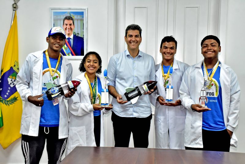 Prefeito Eduardo Braide recebe alunos da U.E.B. Primavera (Cohatrac) vencedores da 38ª Jornada Brasileira de Foguetes