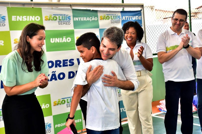 Prefeito Eduardo Braide entrega à comunidade do bairro Vicente Fialho nova quadra poliesportiva da U.E.B. Olinda Desterro