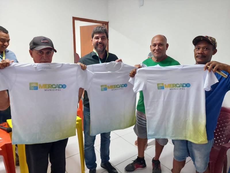 Prefeitura entrega fardamento para feirantes e cria a marca mercado municipal de São Luís