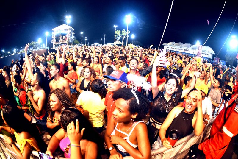 Público se diverte na Cidade do Carnaval em noite de abertura oficial da folia com shows de Manu Bahtidão e grupos locais