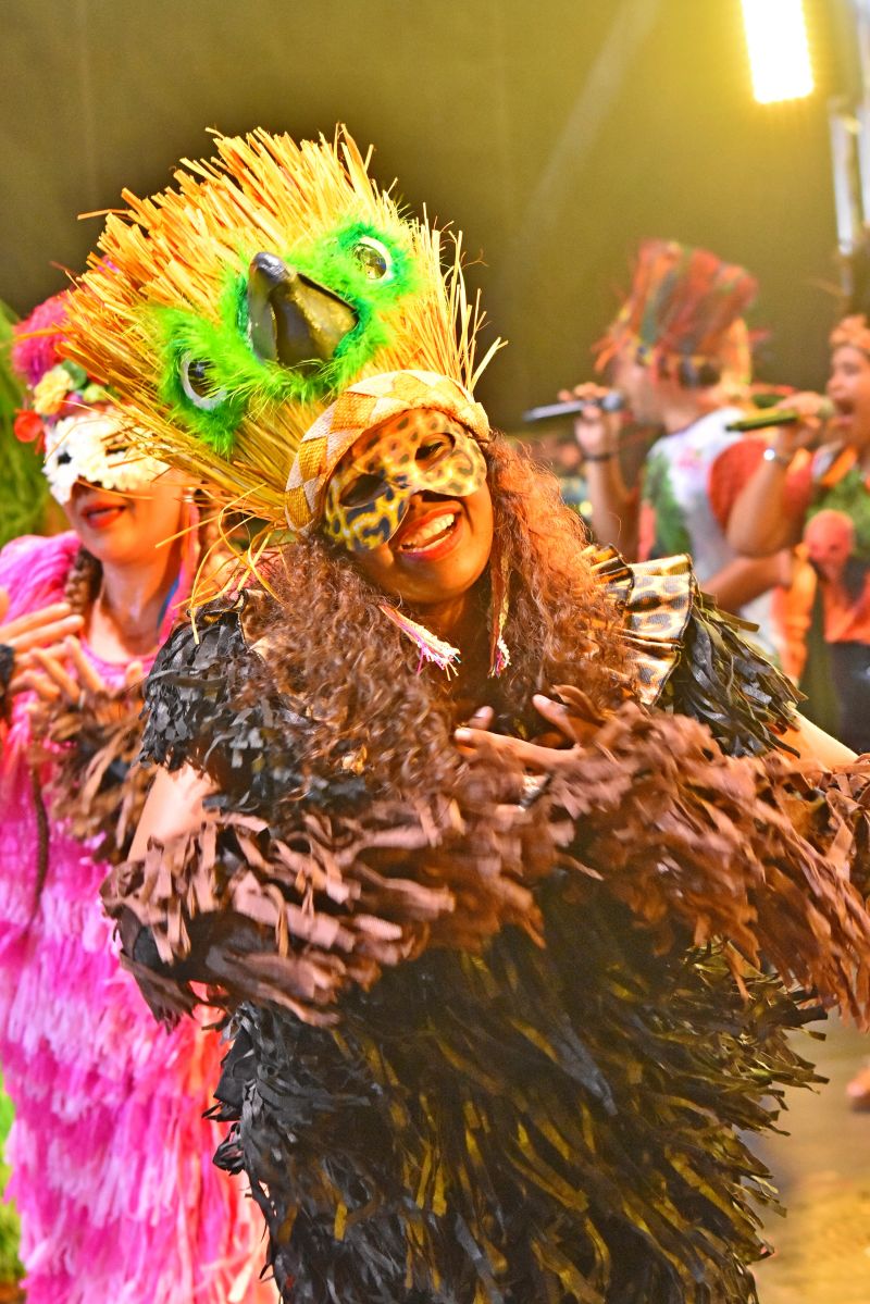 Público se diverte na Cidade do Carnaval em noite de abertura oficial da folia com shows de Manu Bahtidão e grupos locais