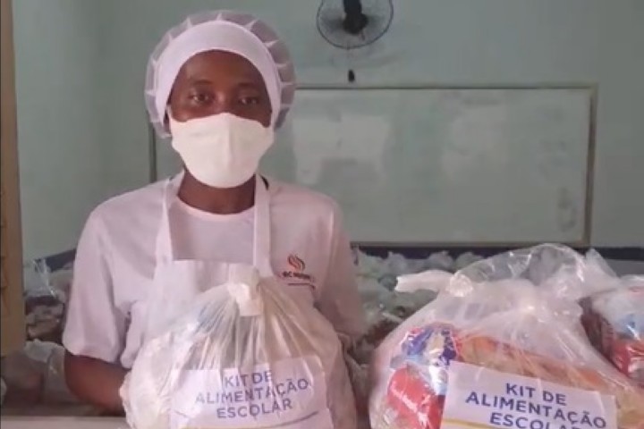 vídeo: Prefeitura entrega kits de alimentação a pais de alunos da rede municipal de ensino