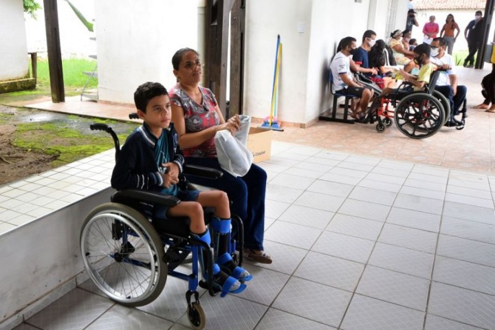 Prefeitura entrega próteses e cadeiras de rodas para pessoas com deficiência