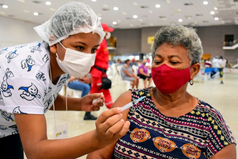 São Luís é a primeira capital do Nordeste a iniciar a vacinação de profissionais de educação contra a Covid-19