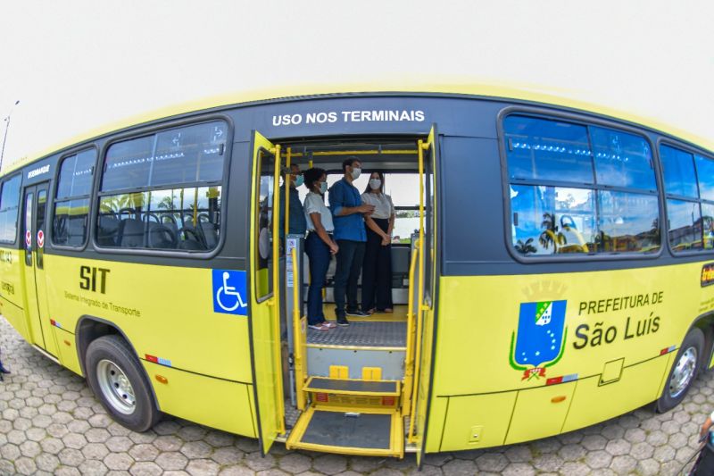 Prefeito Eduardo Braide entrega 28 novos ônibus para o sistema de transporte urbano de São Luís 
