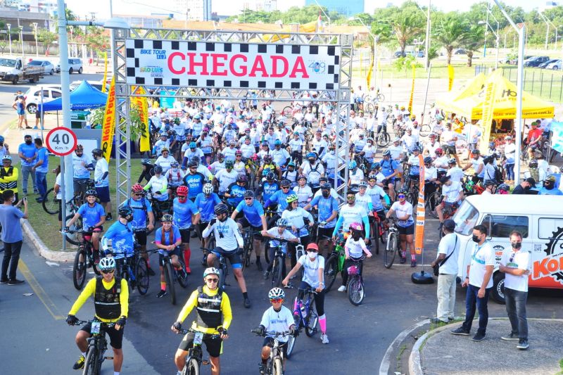Prefeitura promove Bike Tour SLZ com participação de mais de 400 ciclistas em roteiro turístico pelos cartões postais da cidade