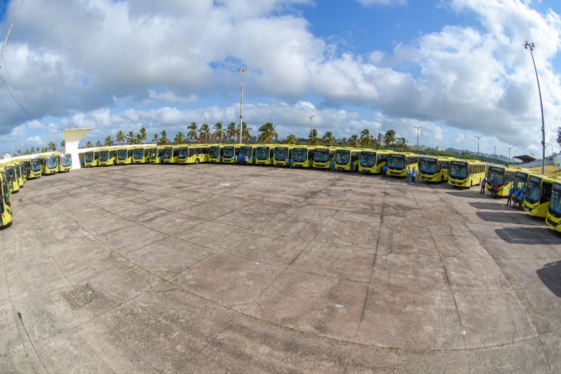 Prefeito Eduardo Braide entrega 52 novos ônibus para o sistema de transporte urbano de São Luís