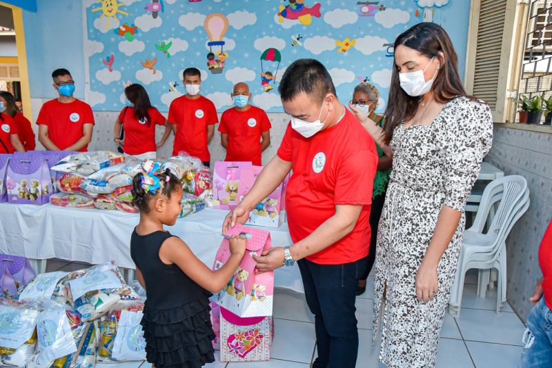 Prefeitura de São Luís e Câmara de Comércio Chinesa entregam brinquedos e alimentos para crianças da Unidade de Acolhimento Acolher e Amar