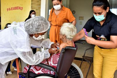 notícia: Prefeitura de São Luís aplica dose de reforço da vacina contra Covid-19 em pessoas que residem em unidades de acolhimento da capital