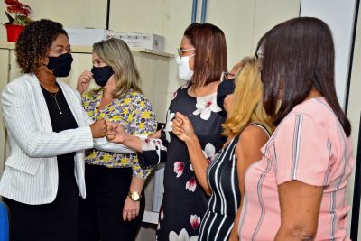 Vice-prefeita e secretária Municipal de Educação, Esmênia Miranda, se reúne com servidores da Semed
