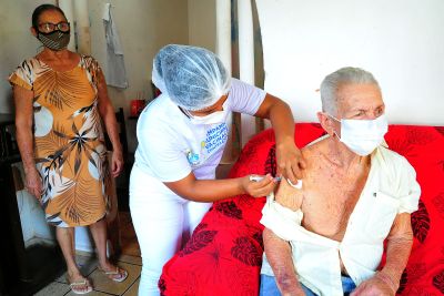 Prefeitura atende mais de 100 idosos acamados no Dia D de vacinação contra a Covid-19