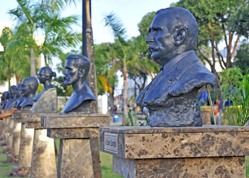 Prefeitura de São Luís entrega bustos restaurados e instala novos na Praça do Pantheon, no Complexo Deodoro - Centro de São Luís