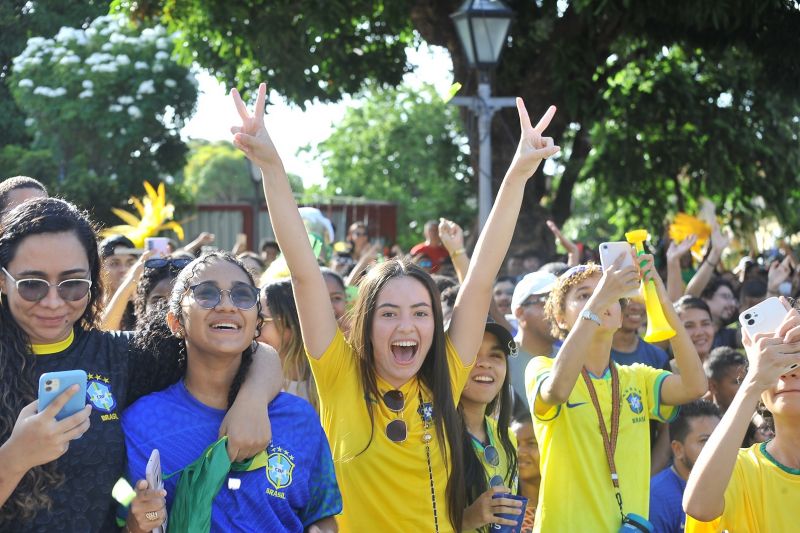 "Copa da Prefs” reúne multidão no Centro Histórico para assistir estreia do Brasil no mundial de futebol