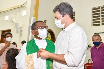 notícia: Prefeito Eduardo Braide participa de posse do novo pároco do Santuário da Conceição