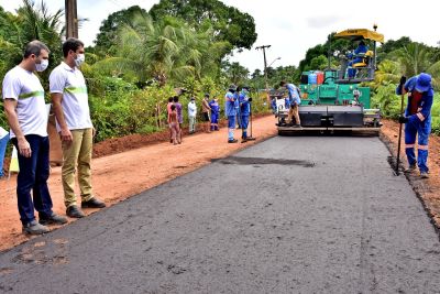 notícia: Prefeito Eduardo Braide acompanha início do asfaltamento no Cajupary, Zona Rural de São Luís