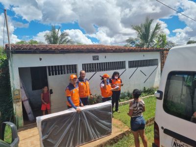 notícia: Semusc entrega colchões para famílias afetadas pelas chuvas na Cidade Olímpica