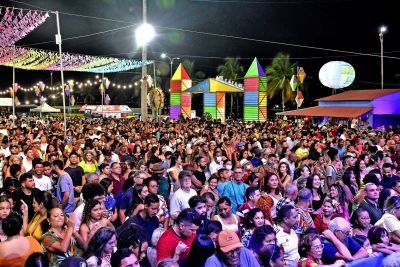 notícia: Arraial da Cidade reúne milhares de pessoas na noite de abertura, na Praça Maria Aragão   