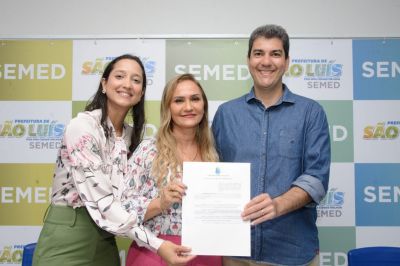 notícia: Prefeito Eduardo Braide entrega termos de ampliação de jornada de trabalho para 200 professores da rede municipal de São Luís