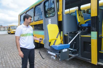 notícia: Prefeito Eduardo Braide entrega 10 novos ônibus escolares com acessibilidade à rede municipal de ensino