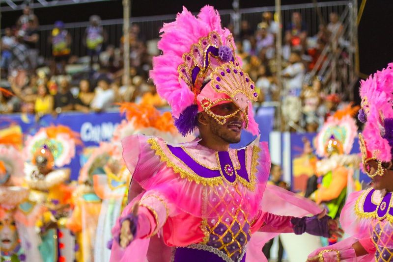 População lota arquibancadas nos desfiles dos Blocos Tradicionais do Grupo A, na Passarela do Samba