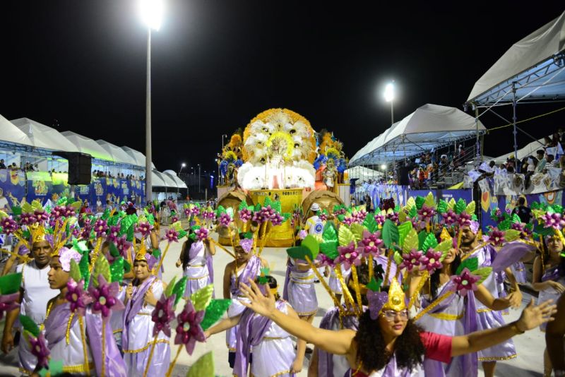 Primeiro dia de desfile das escolas de samba agita a Passarela do Samba Chico Coimbra