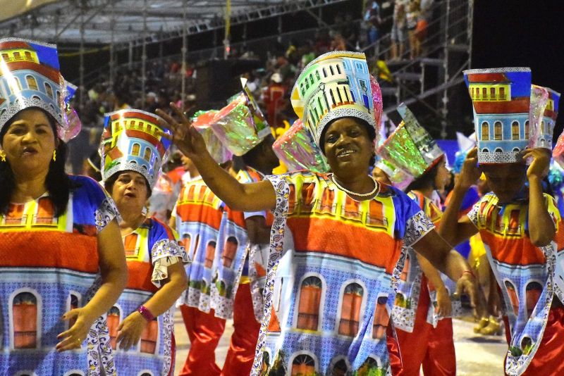 Primeiro dia de desfile das escolas de samba agita a Passarela do Samba Chico Coimbra