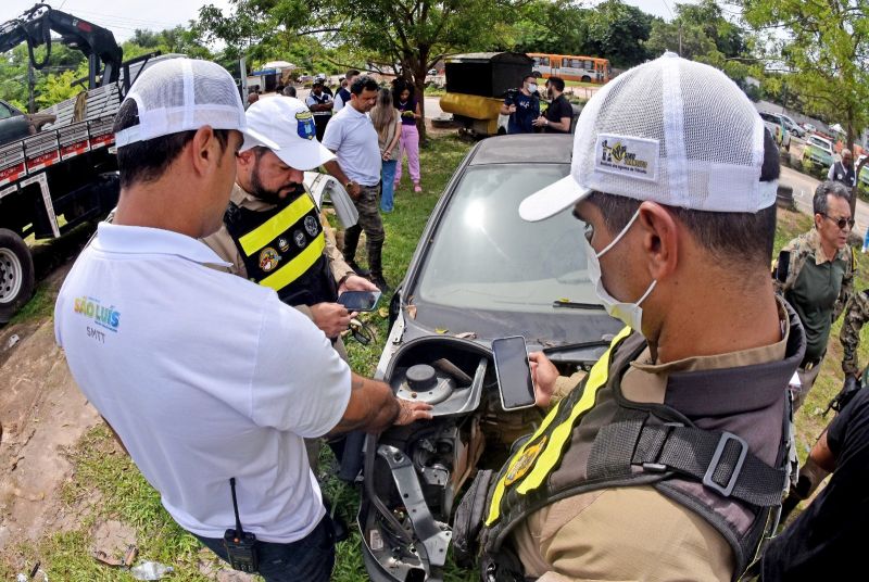 Prefeitura recolhe veículos e sucatas abandonados nas ruas de São Luís