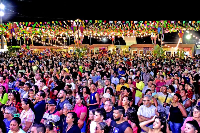Público lota segunda noite do Arraial da Cidade, na Praça Maria Aragão