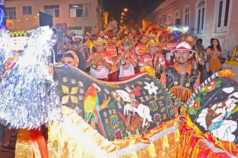Arraial da Cidade recebe grupos folclóricos após cortejo XII Clarins da Ilha