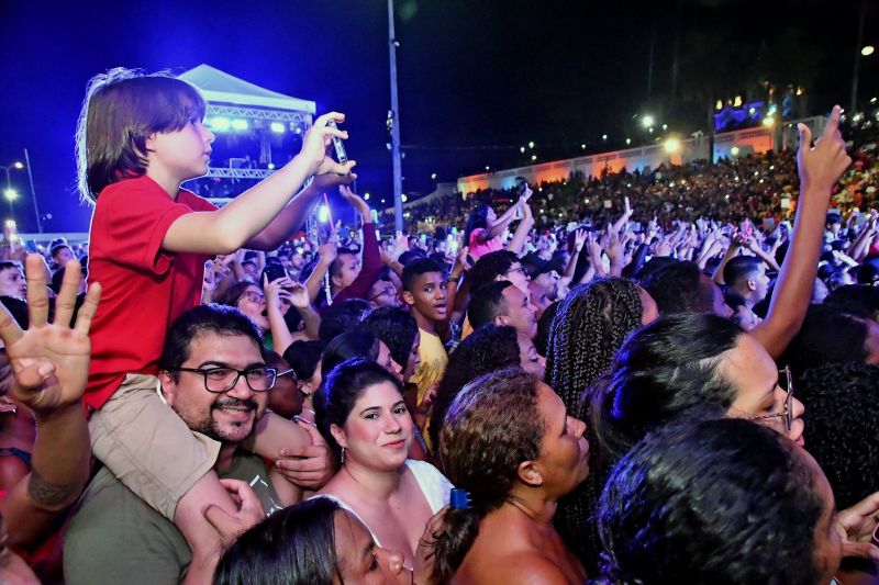 Simone Mendes protagoniza show arrebatador na Praça Maria Aragão durante programação em homenagem aos 411 anos de São Luís