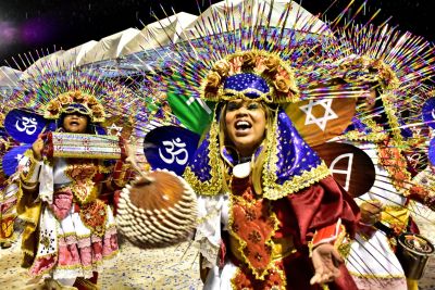 notícia: População lota arquibancadas nos desfiles dos Blocos Tradicionais do Grupo A, na Passarela do Samba